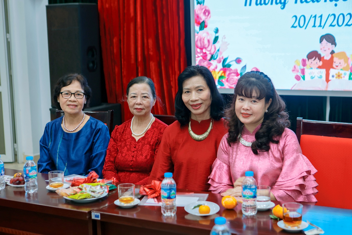A group of women sitting at a table

AI-generated content may be incorrect.