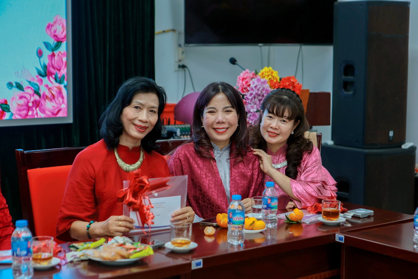 A group of women sitting at a table

AI-generated content may be incorrect.