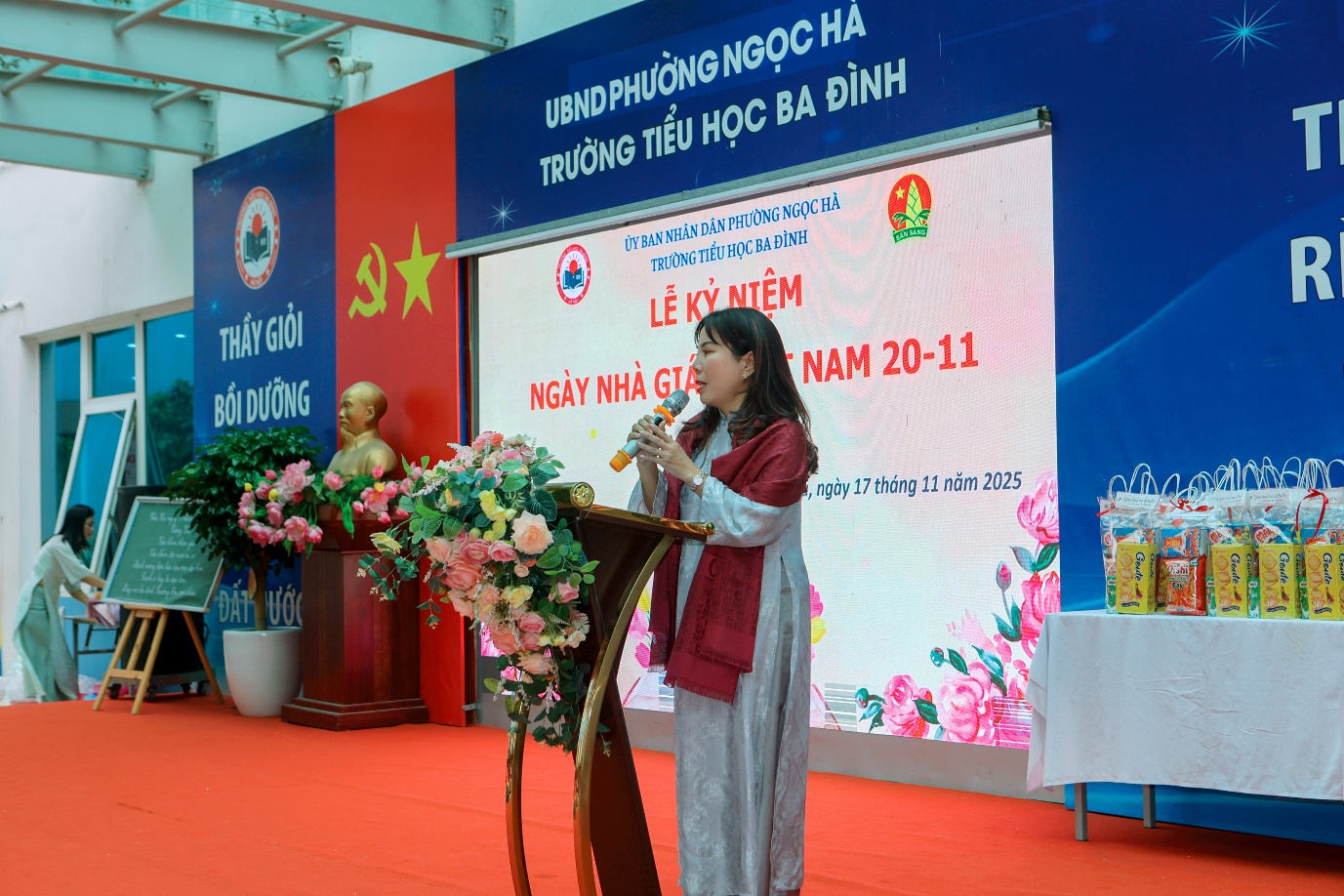 A person standing at a podium

AI-generated content may be incorrect.