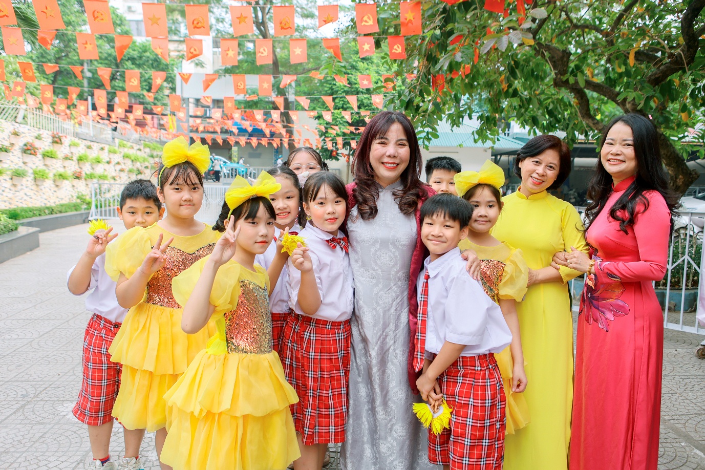 A group of people posing for a photo

AI-generated content may be incorrect.