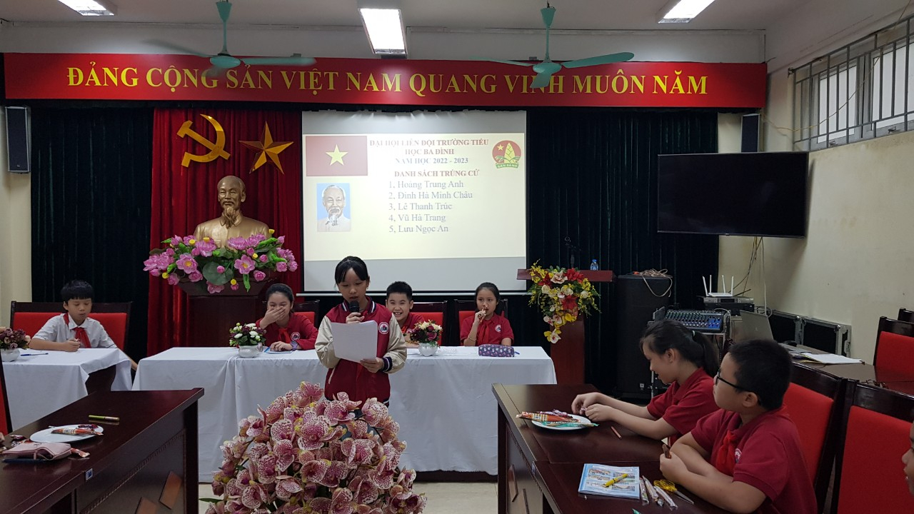 A group of people sitting at tables

Description automatically generated with medium confidence