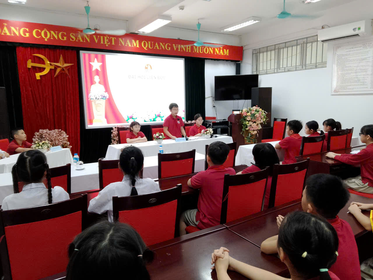 A group of people sitting in a room

AI-generated content may be incorrect.