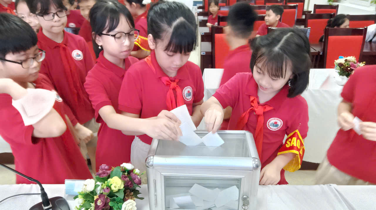 A group of young girls wearing red shirts and matching shirts

AI-generated content may be incorrect.
