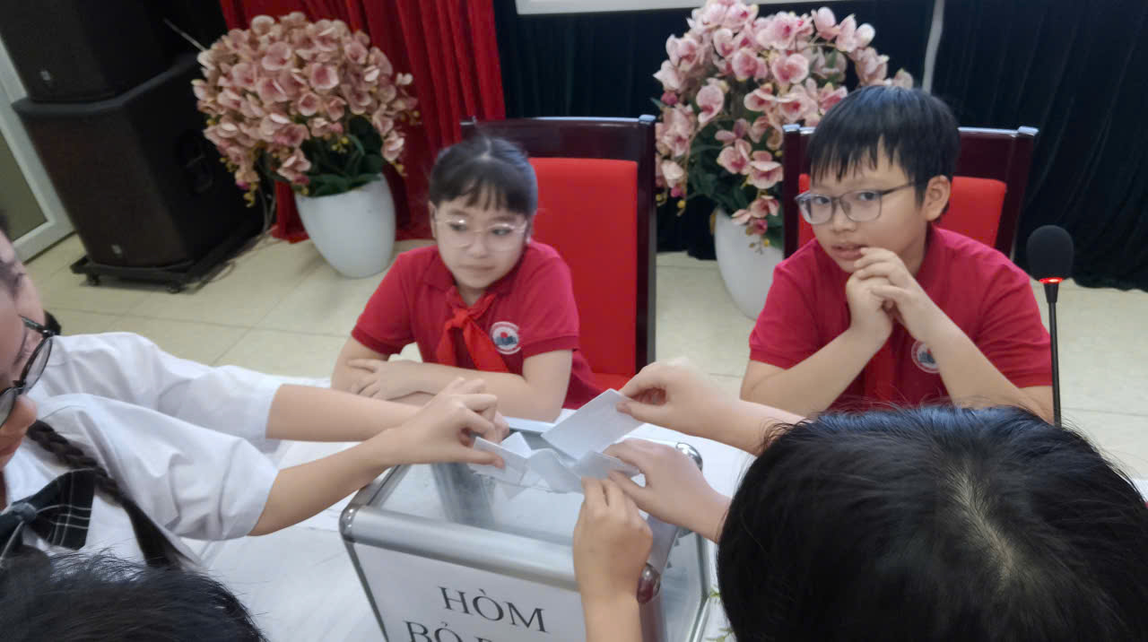 A group of kids sitting at a box

AI-generated content may be incorrect.