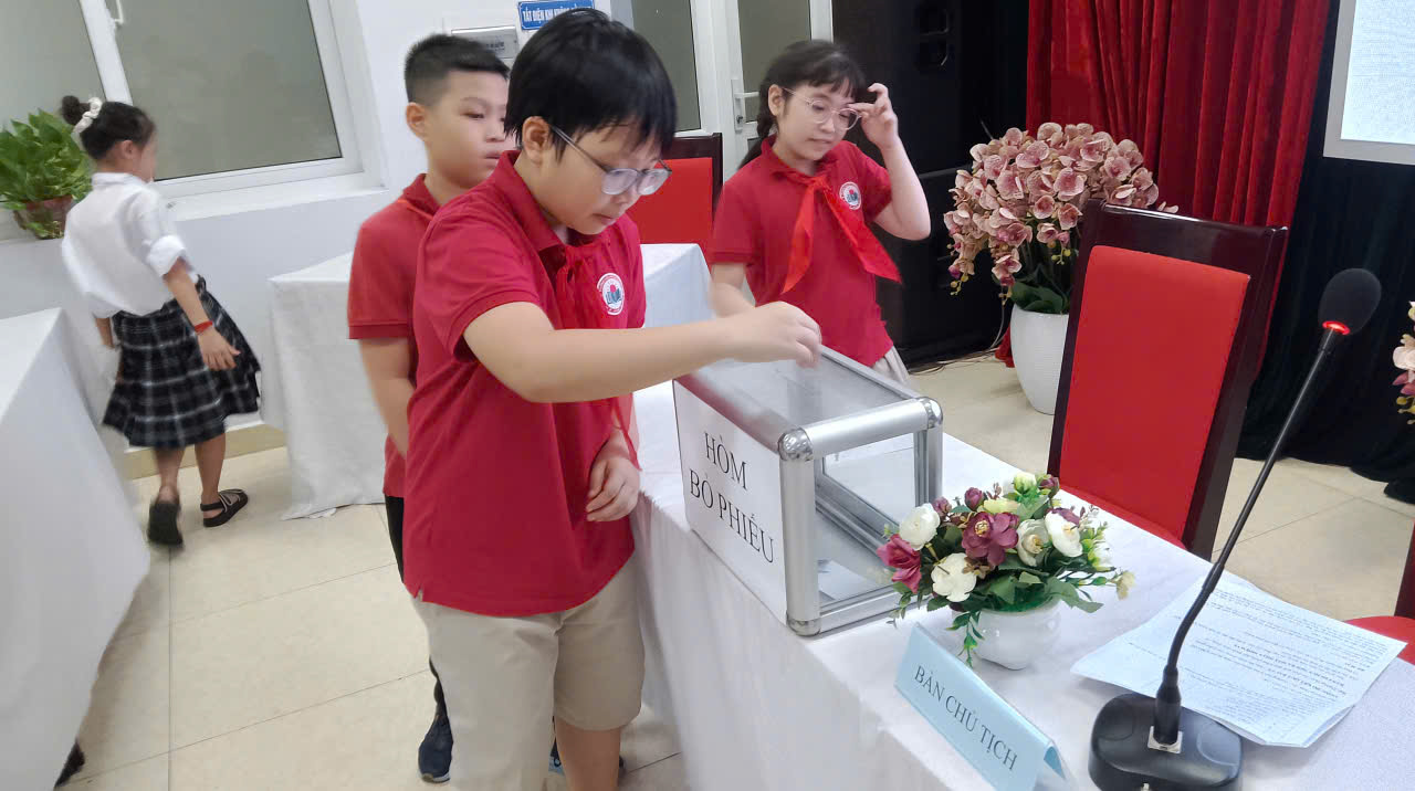 A group of kids standing next to a table

AI-generated content may be incorrect.