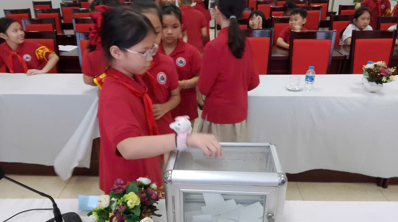 A group of young girls wearing red shirts

AI-generated content may be incorrect.