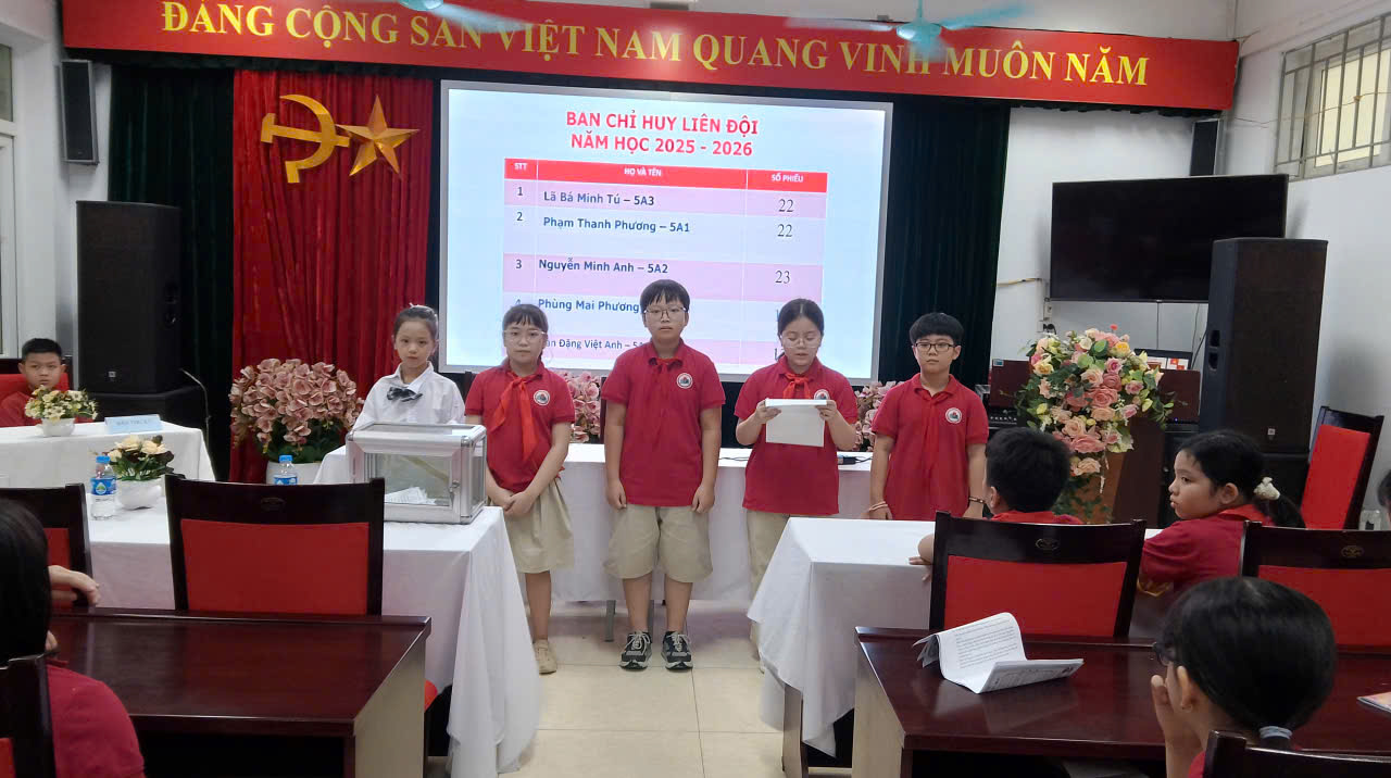 A group of people standing in a room

AI-generated content may be incorrect.