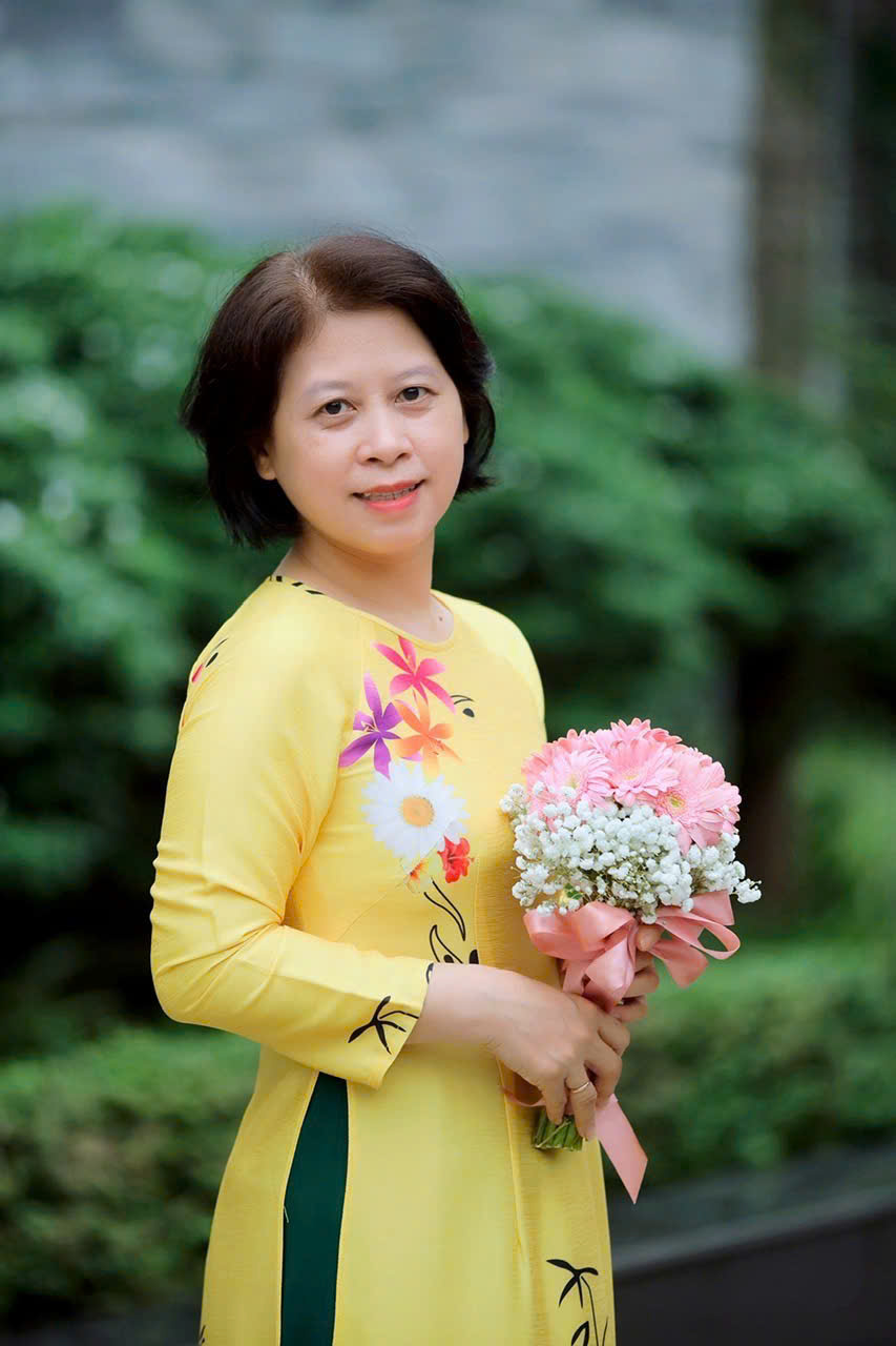 A person holding flowers

AI-generated content may be incorrect.