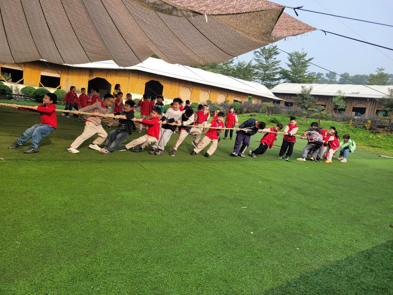 A group of kids playing tug of war

AI-generated content may be incorrect.