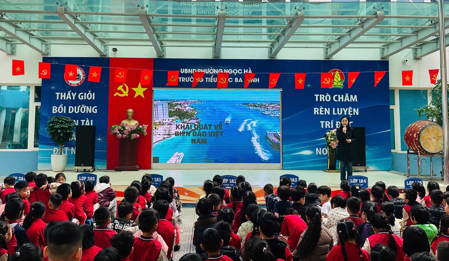 A group of people in a room

AI-generated content may be incorrect.