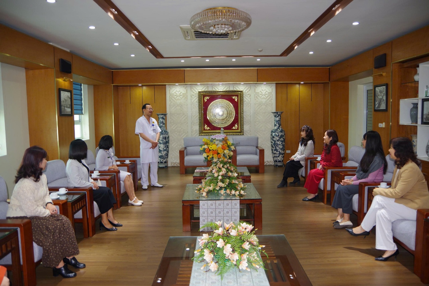 A group of people sitting in a room

AI-generated content may be incorrect.