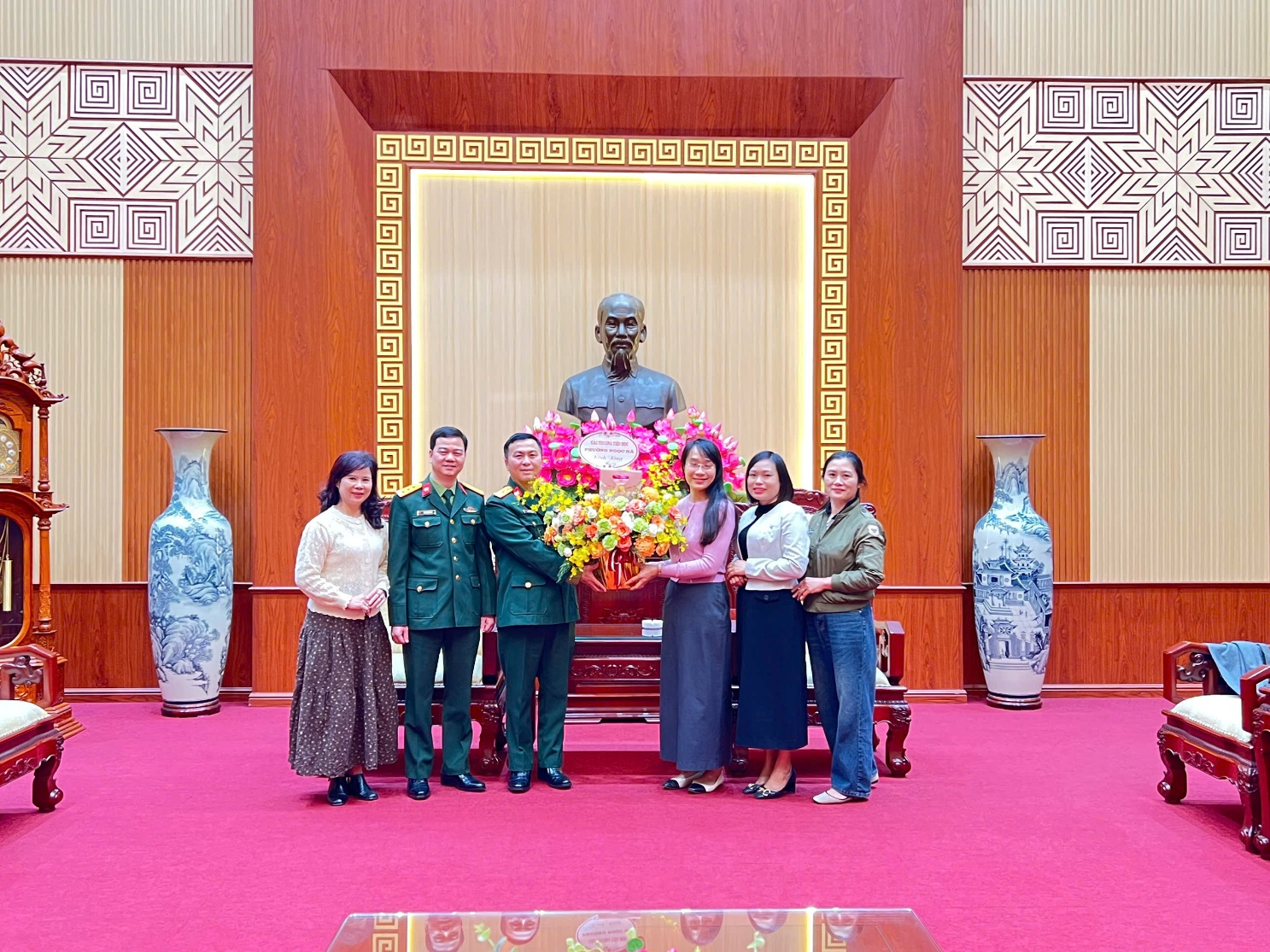 A group of people posing for a photo

AI-generated content may be incorrect.