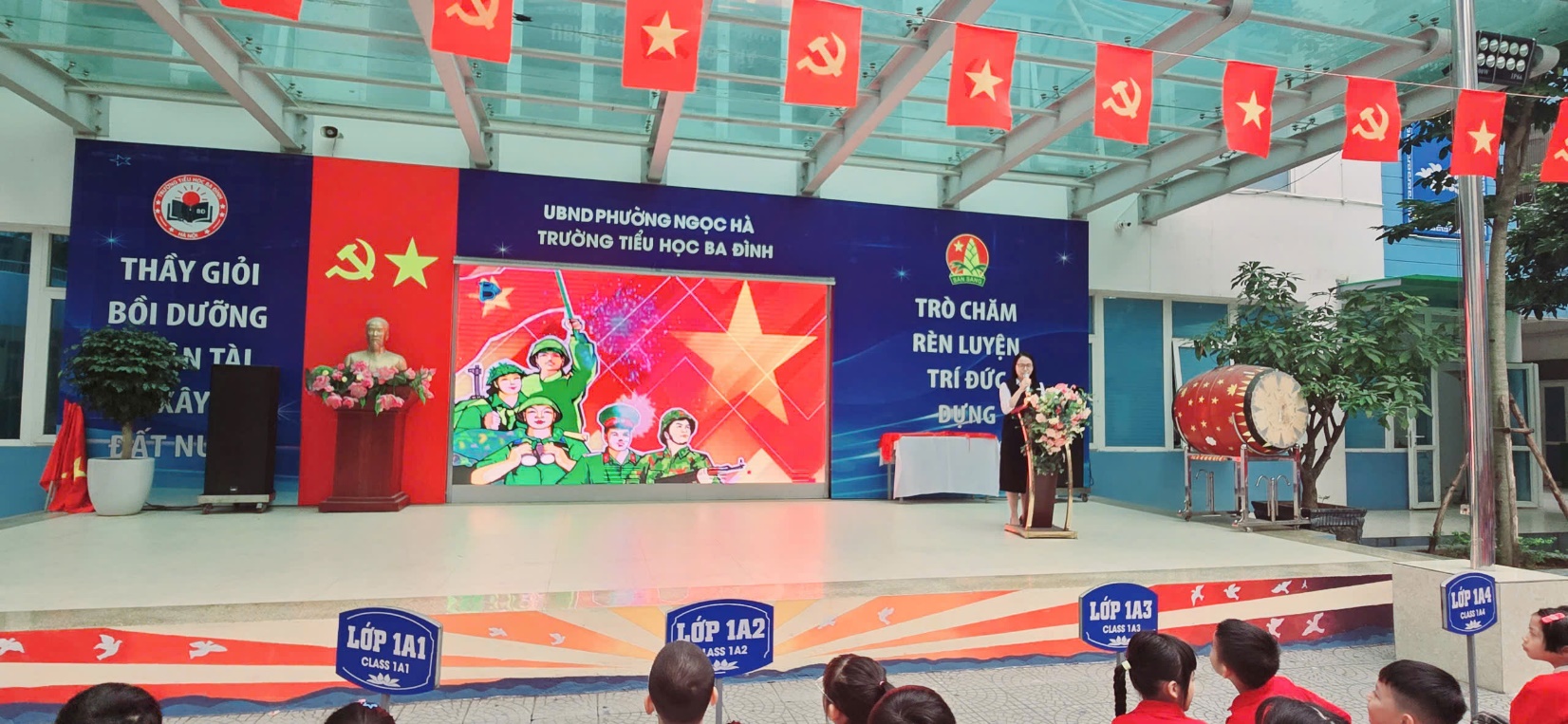 A stage with a group of people in the background

AI-generated content may be incorrect.