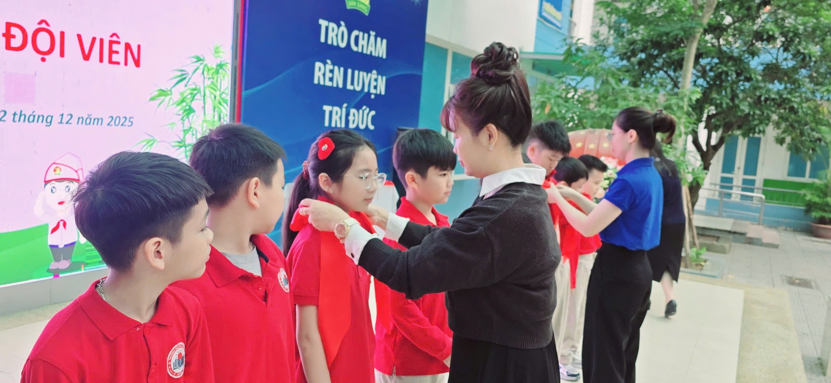 A group of children in red shirts

AI-generated content may be incorrect.