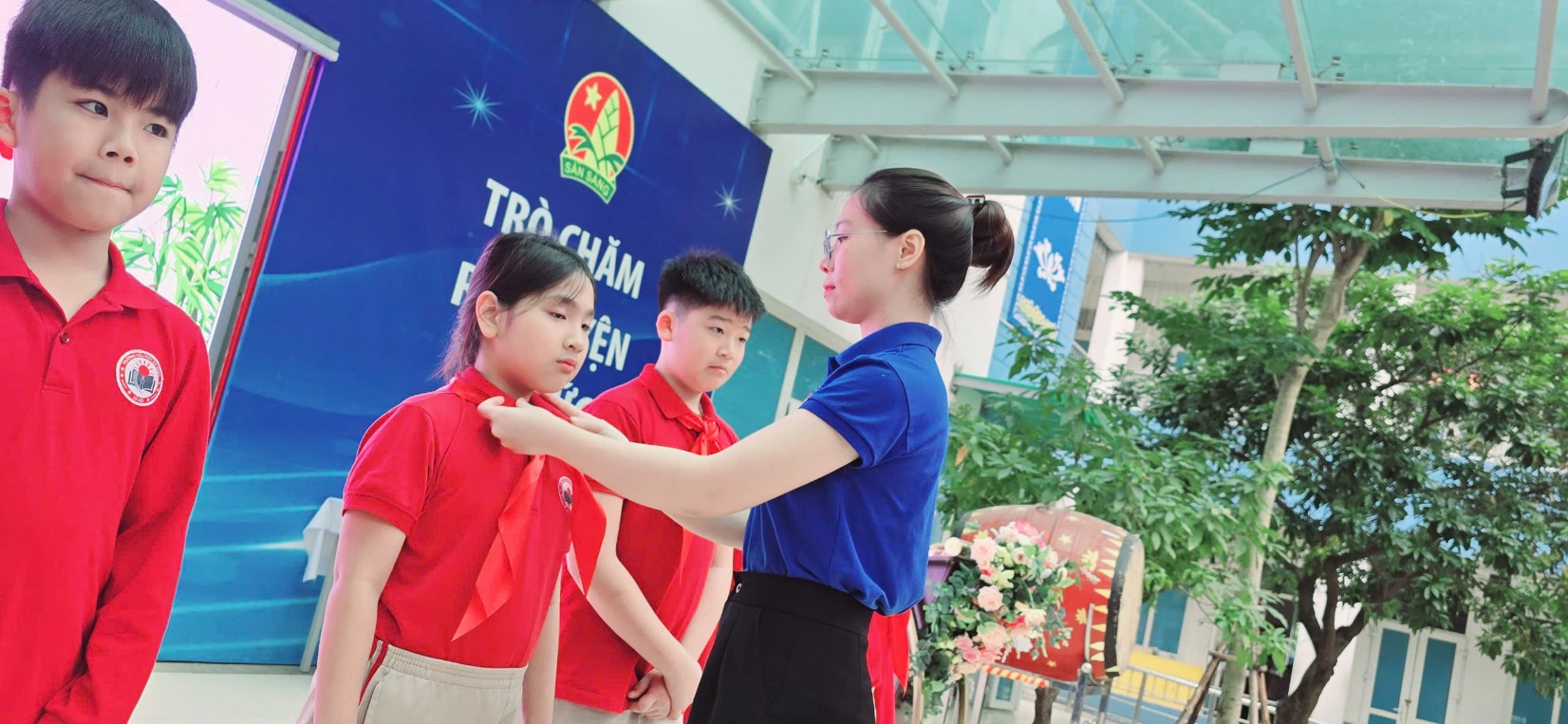 A person helping a child to tie a shirt

AI-generated content may be incorrect.