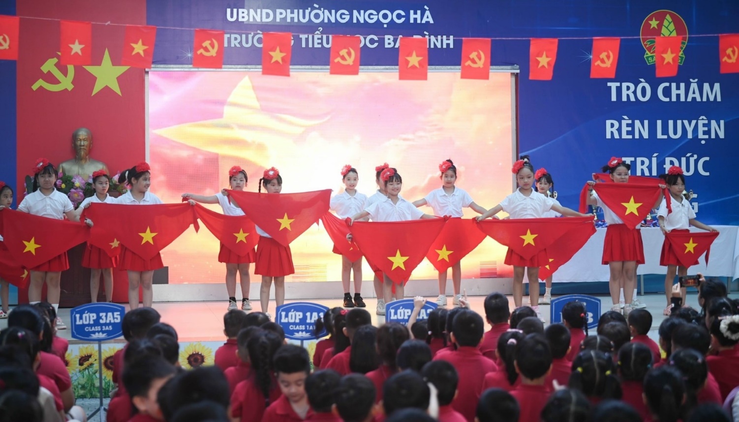 A group of children on a stage

AI-generated content may be incorrect.