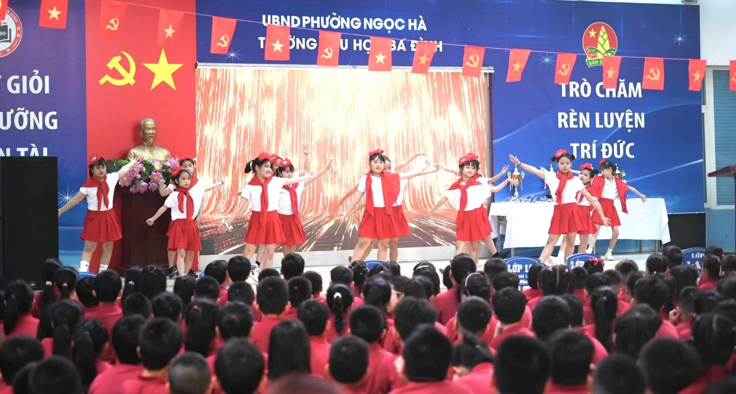 A group of children performing on a stage

AI-generated content may be incorrect.