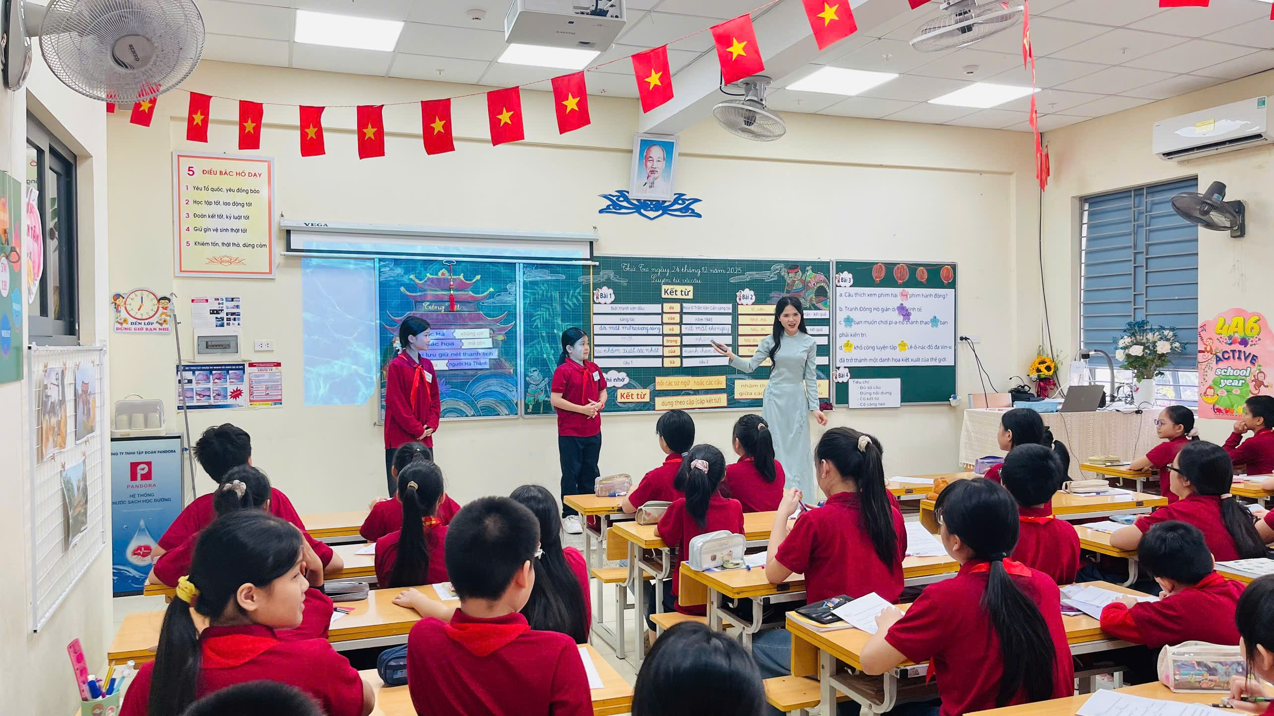 A group of people in a classroom

Description automatically generated