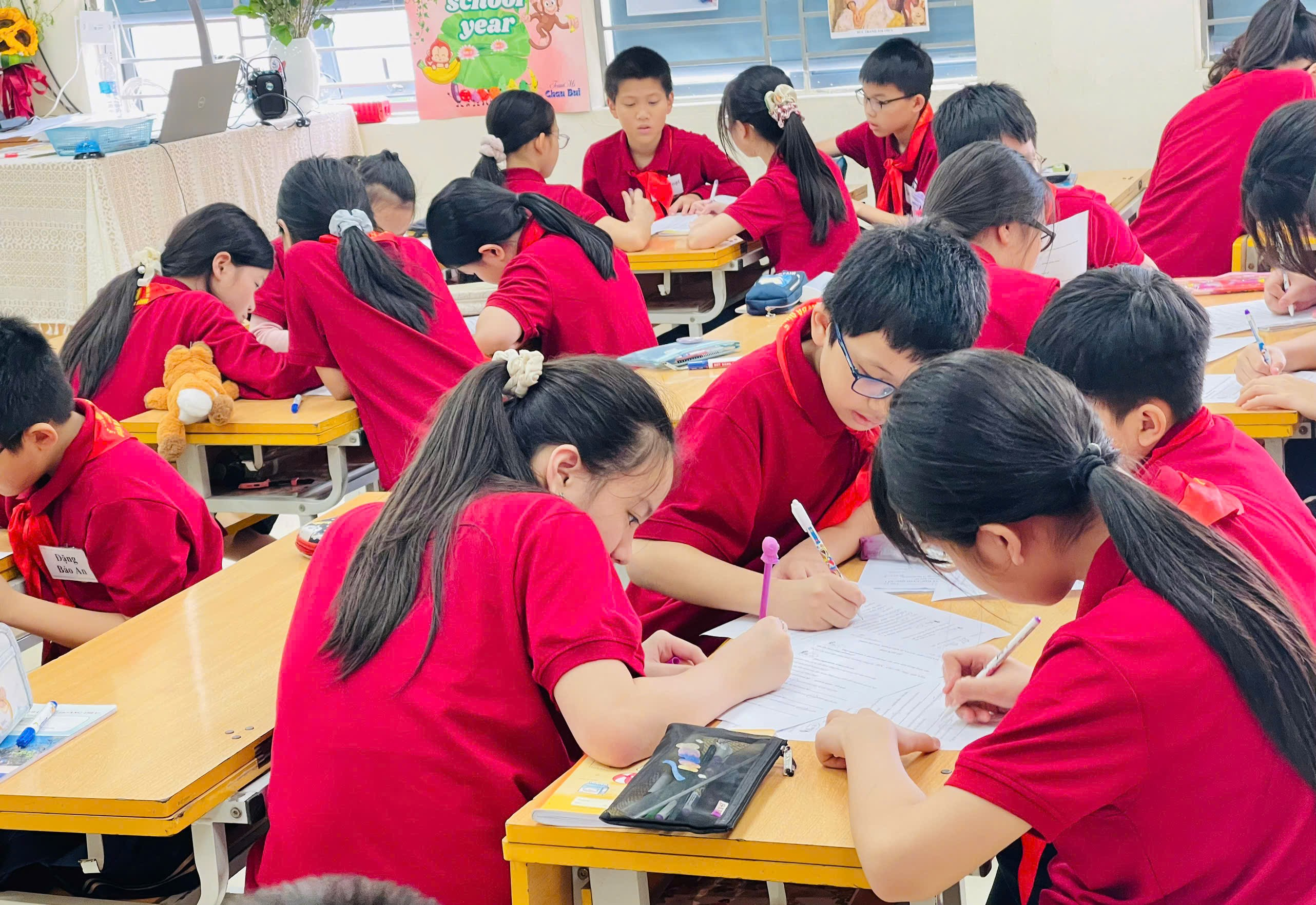 A group of students in a classroom

Description automatically generated