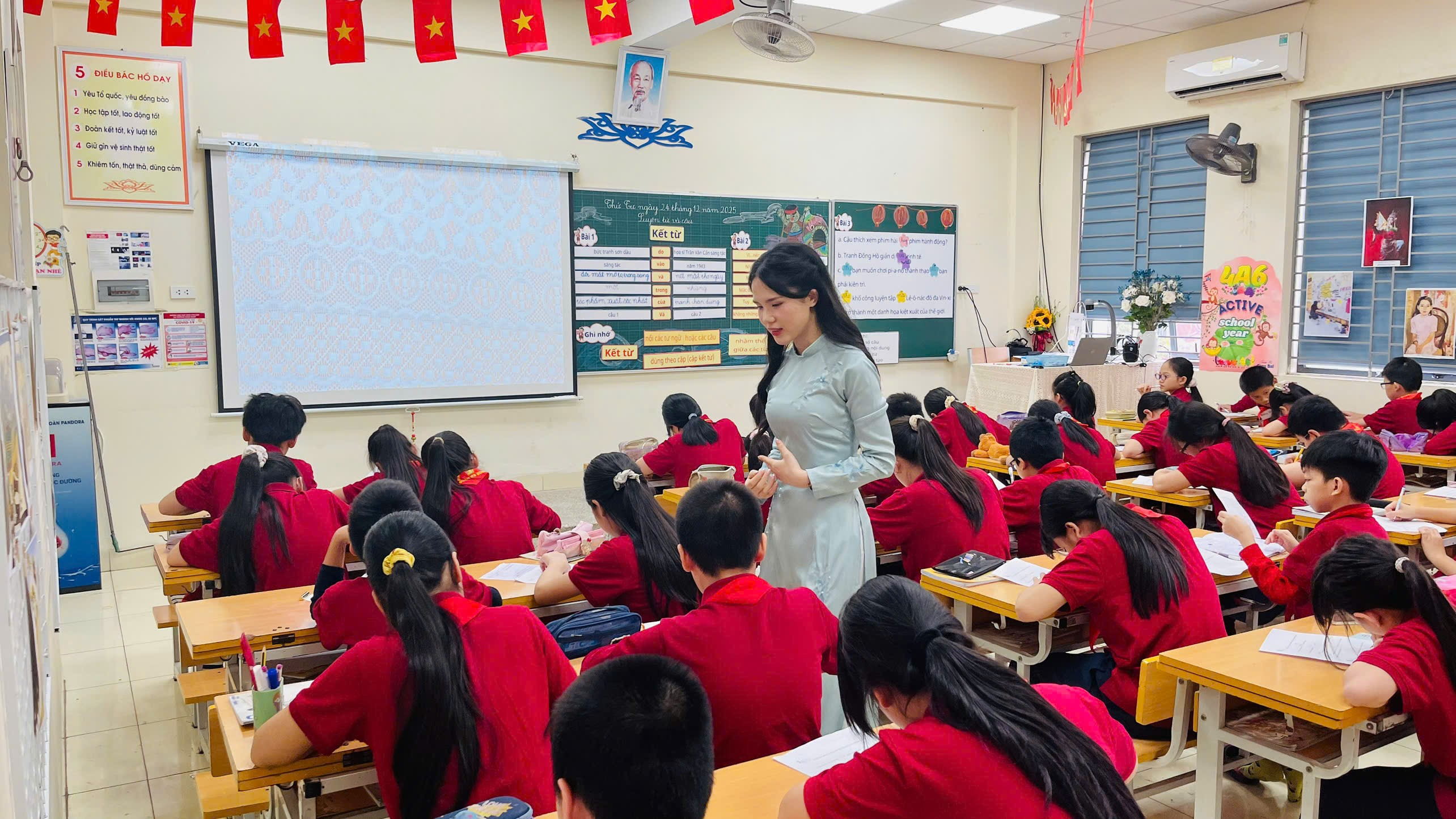 A group of students in a classroom

Description automatically generated