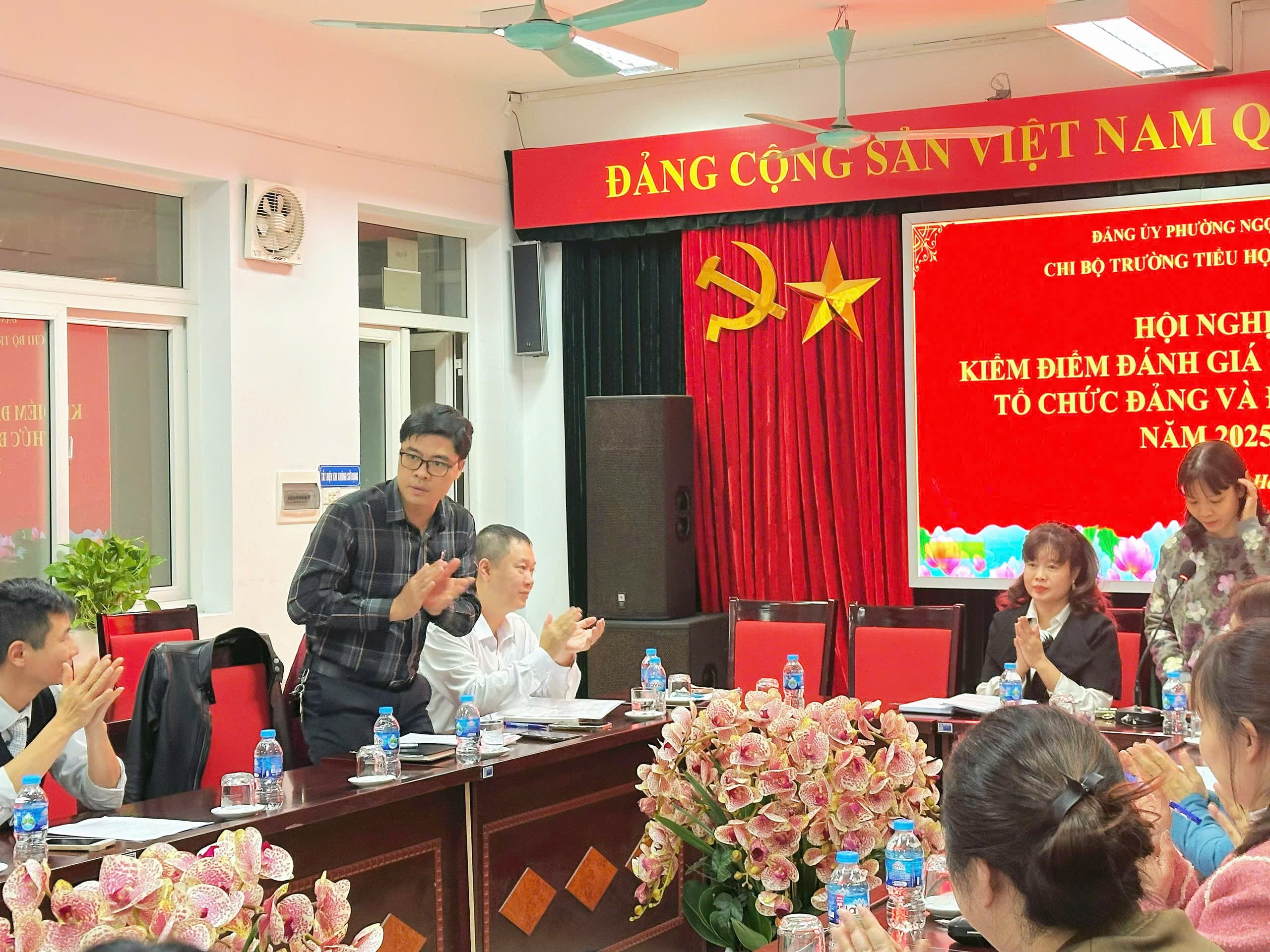 A group of people in a room

Description automatically generated