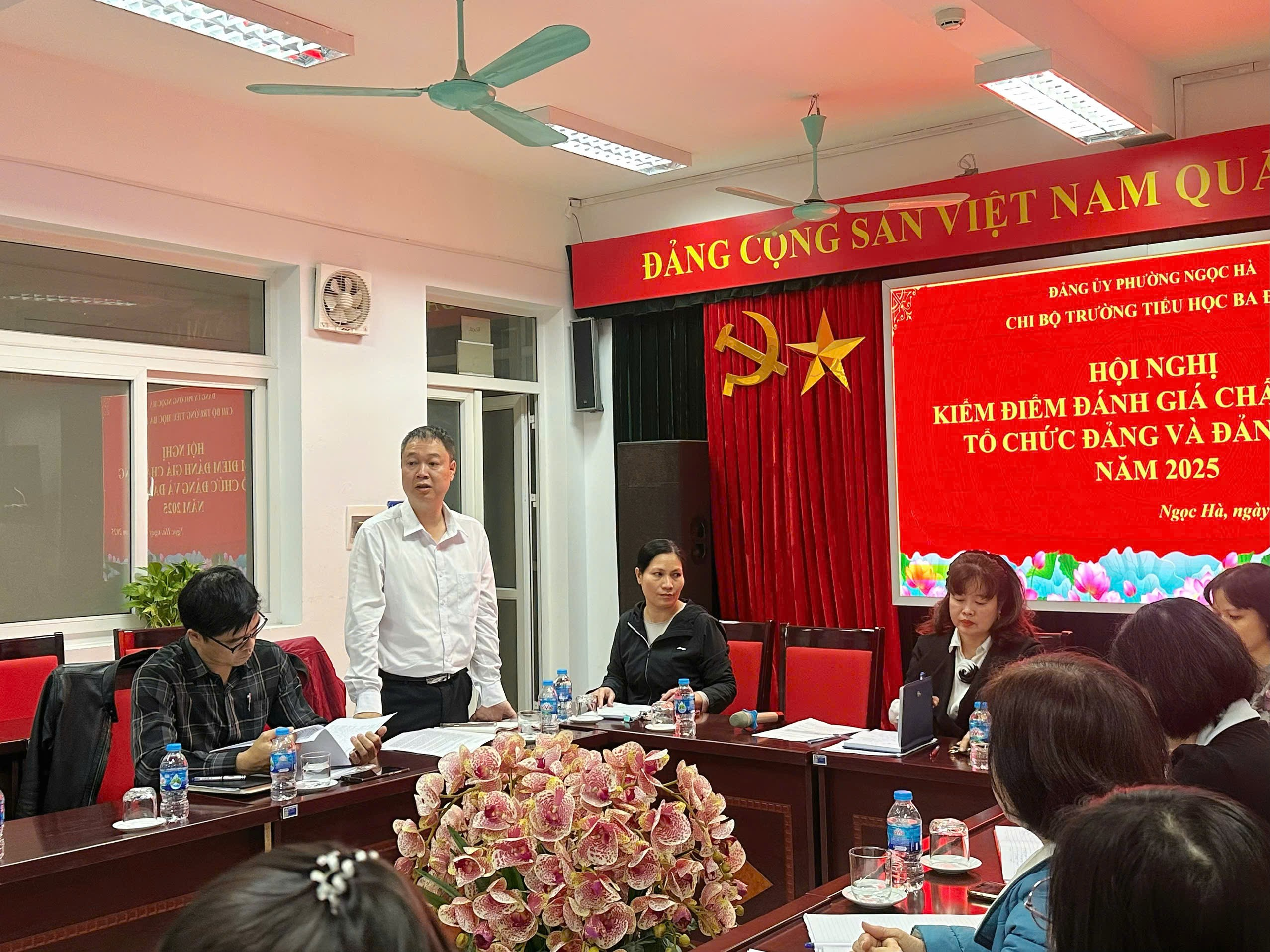 A group of people in a room

Description automatically generated