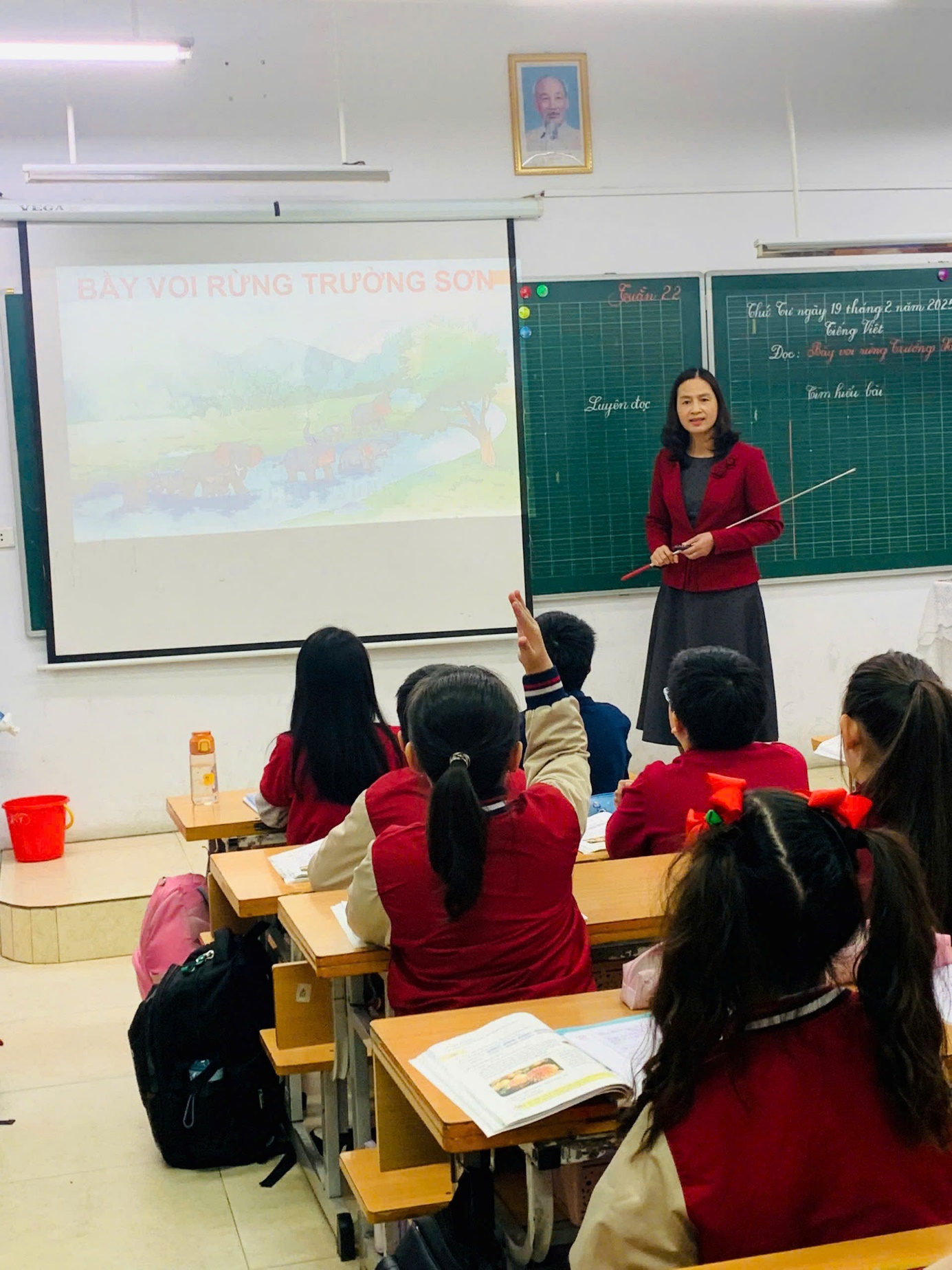 A person standing in front of a classroom with a group of students

AI-generated content may be incorrect.