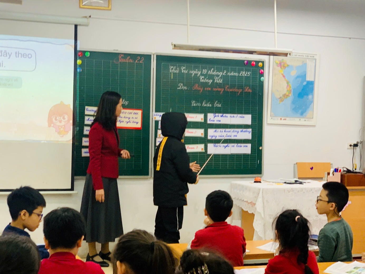 A person standing in front of a classroom

AI-generated content may be incorrect.