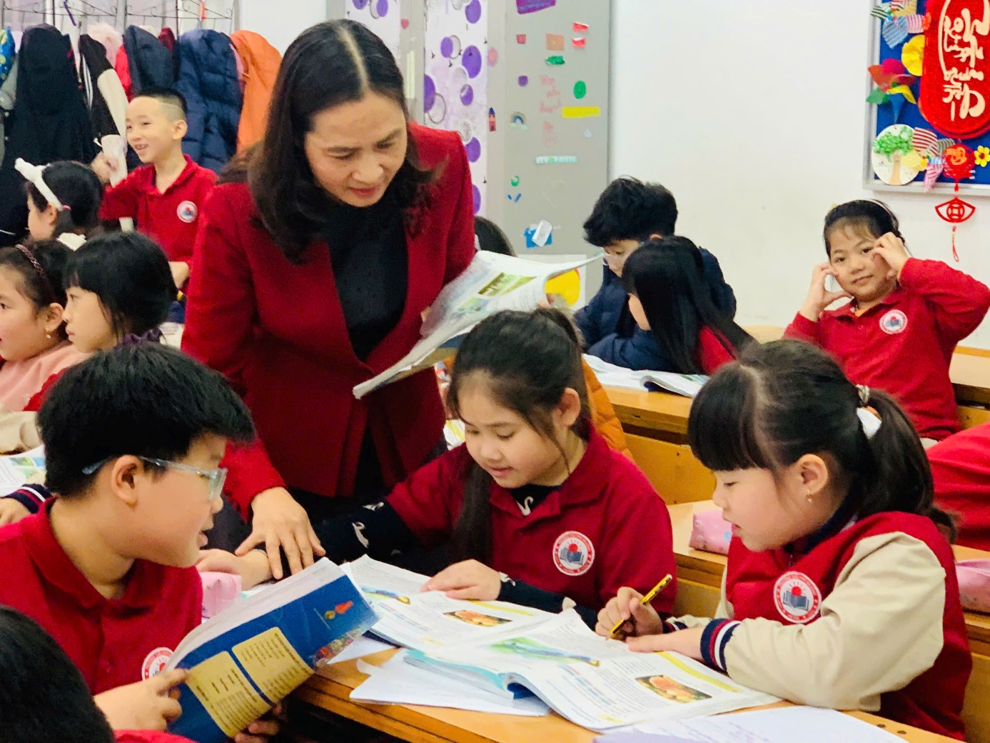 A group of children in a classroom

AI-generated content may be incorrect.