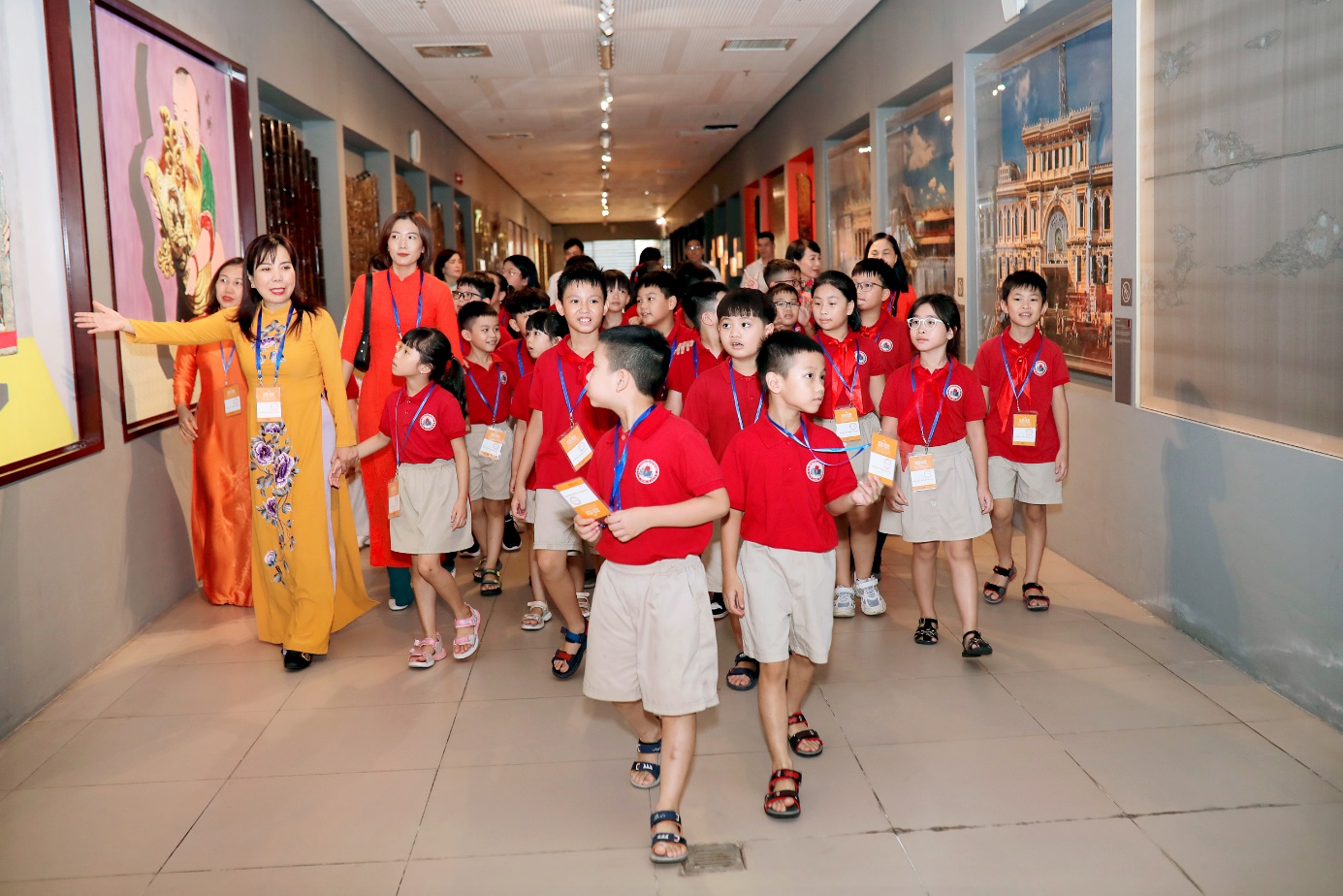 A group of children in a hallway

Description automatically generated