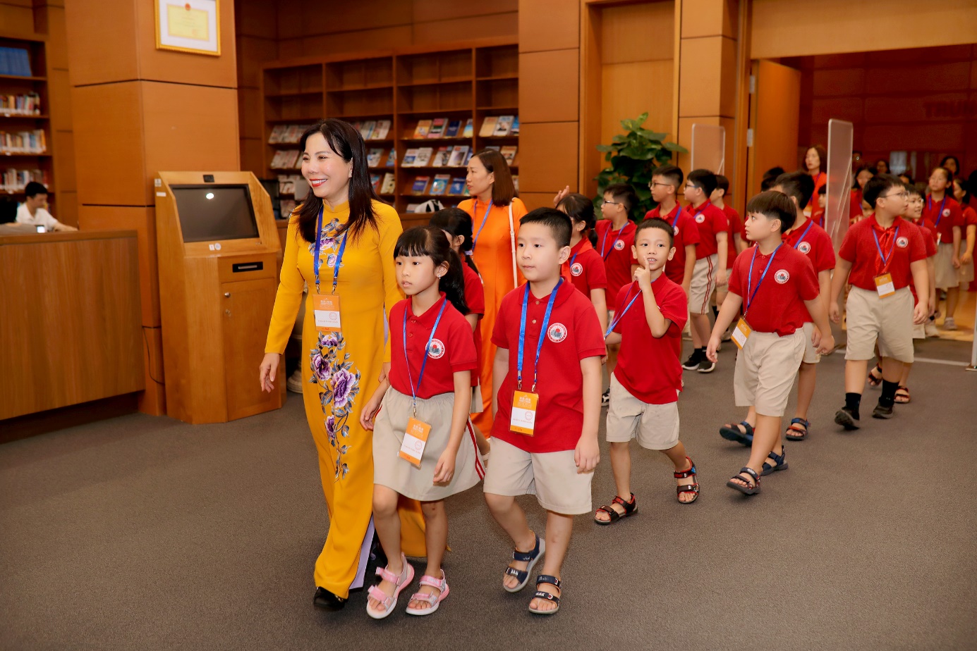 A group of children walking in a library

Description automatically generated