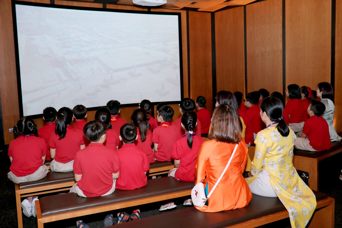 A group of children in a classroom

Description automatically generated