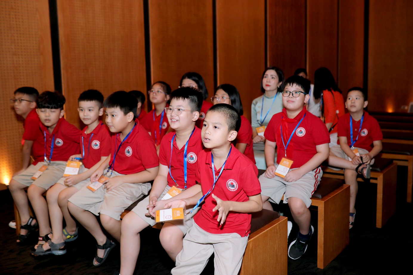 A group of children sitting in a room

Description automatically generated