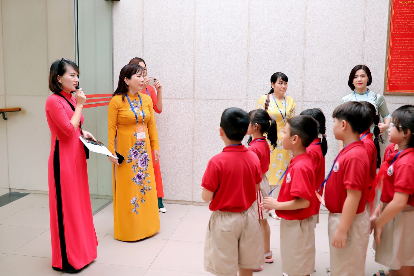 A group of children standing around a person

Description automatically generated