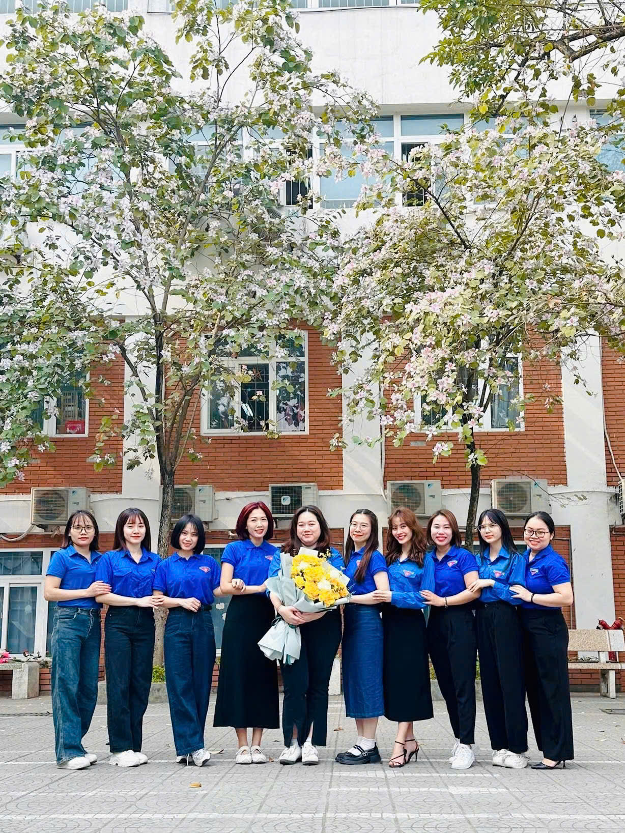 A group of women in blue shirts

AI-generated content may be incorrect.