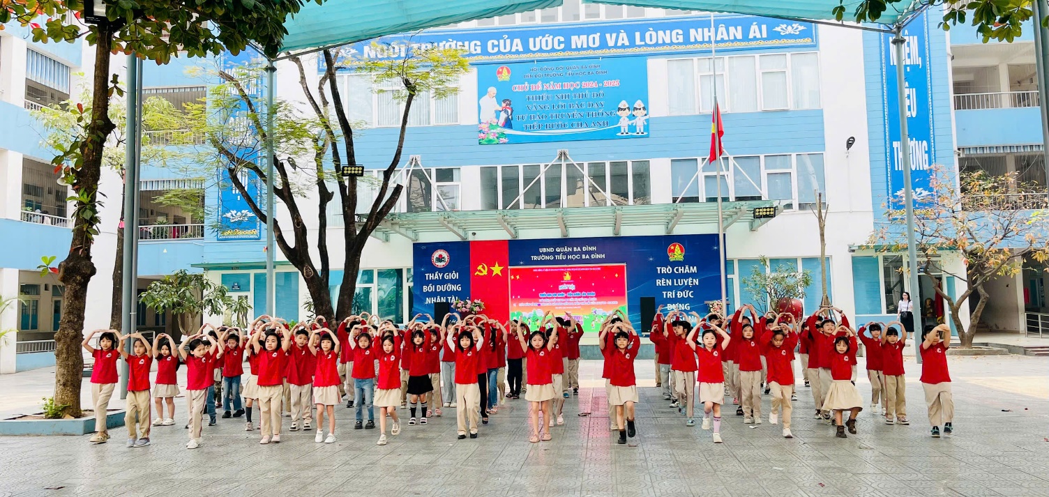 A group of people in red shirts

AI-generated content may be incorrect.