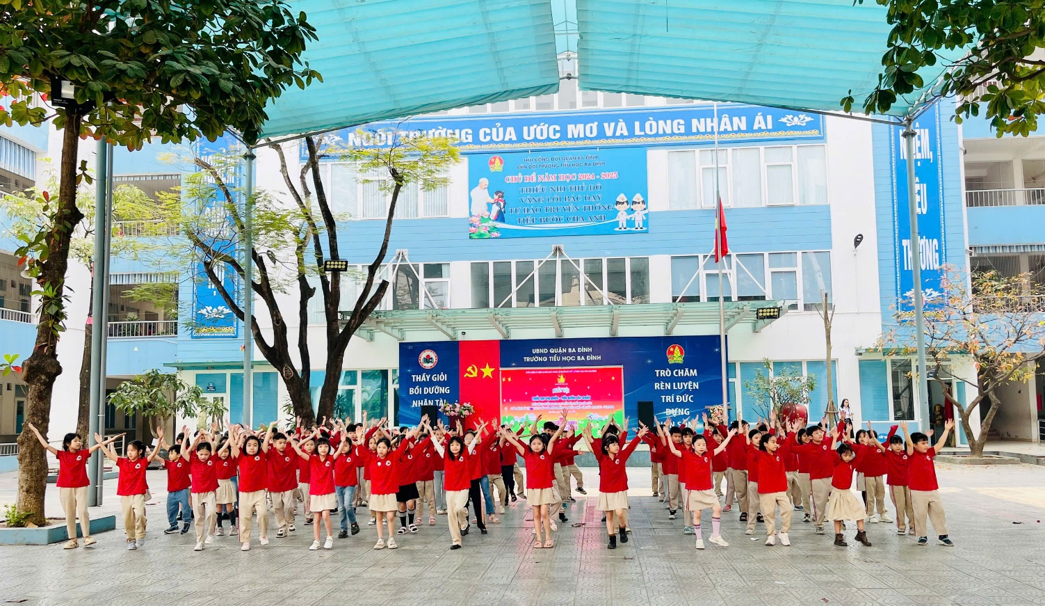 A group of people in red shirts

AI-generated content may be incorrect.