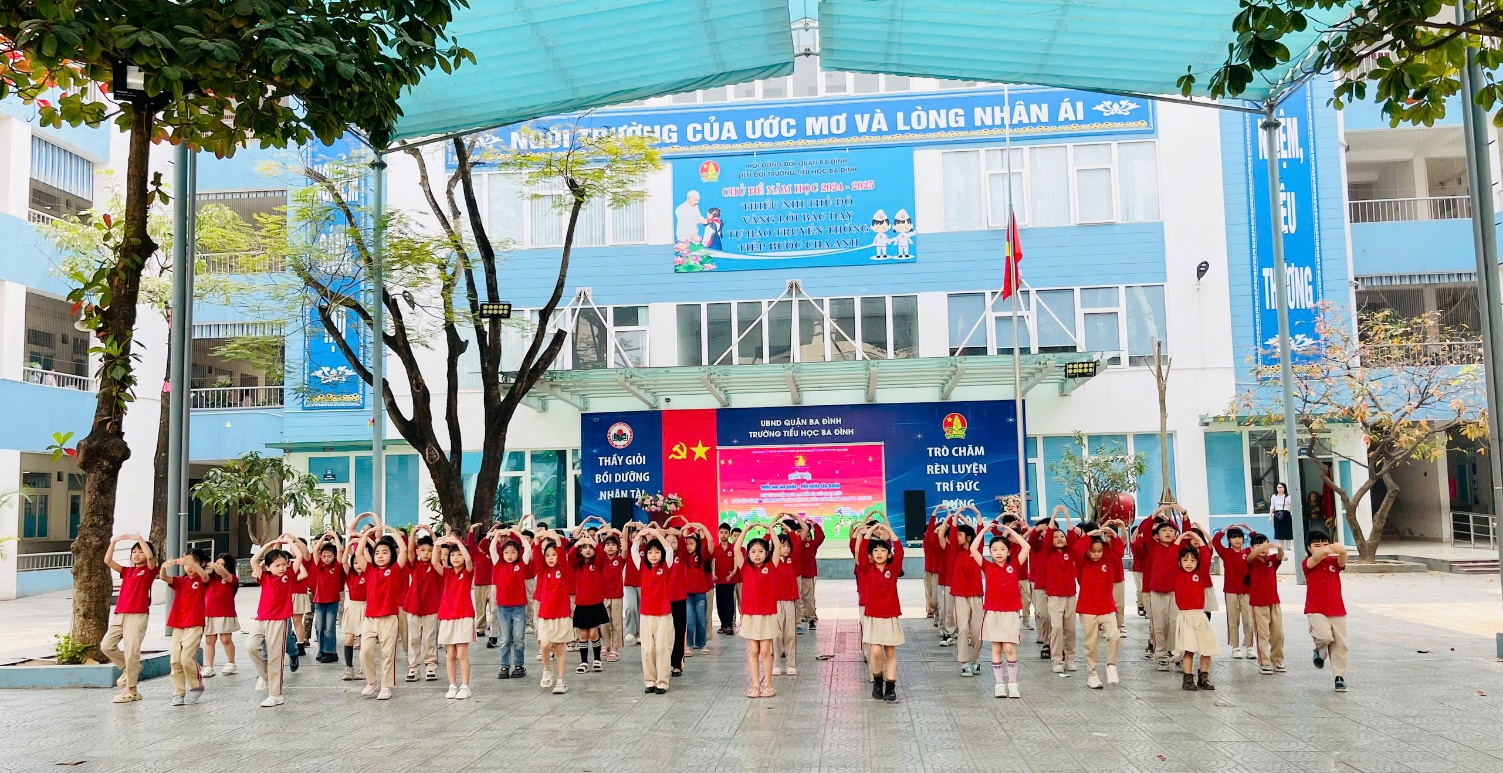 A group of people in red shirts

AI-generated content may be incorrect.