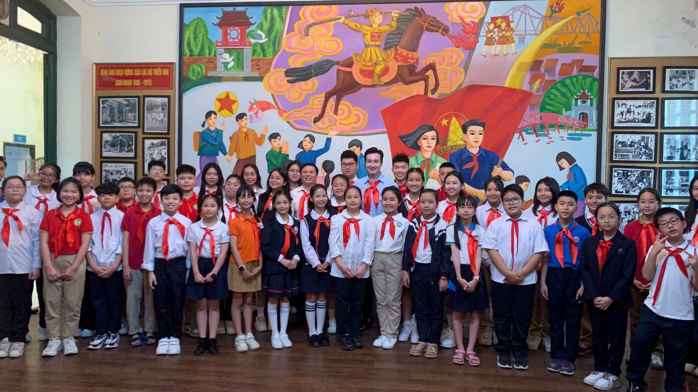 A group of children posing for a photo

AI-generated content may be incorrect.