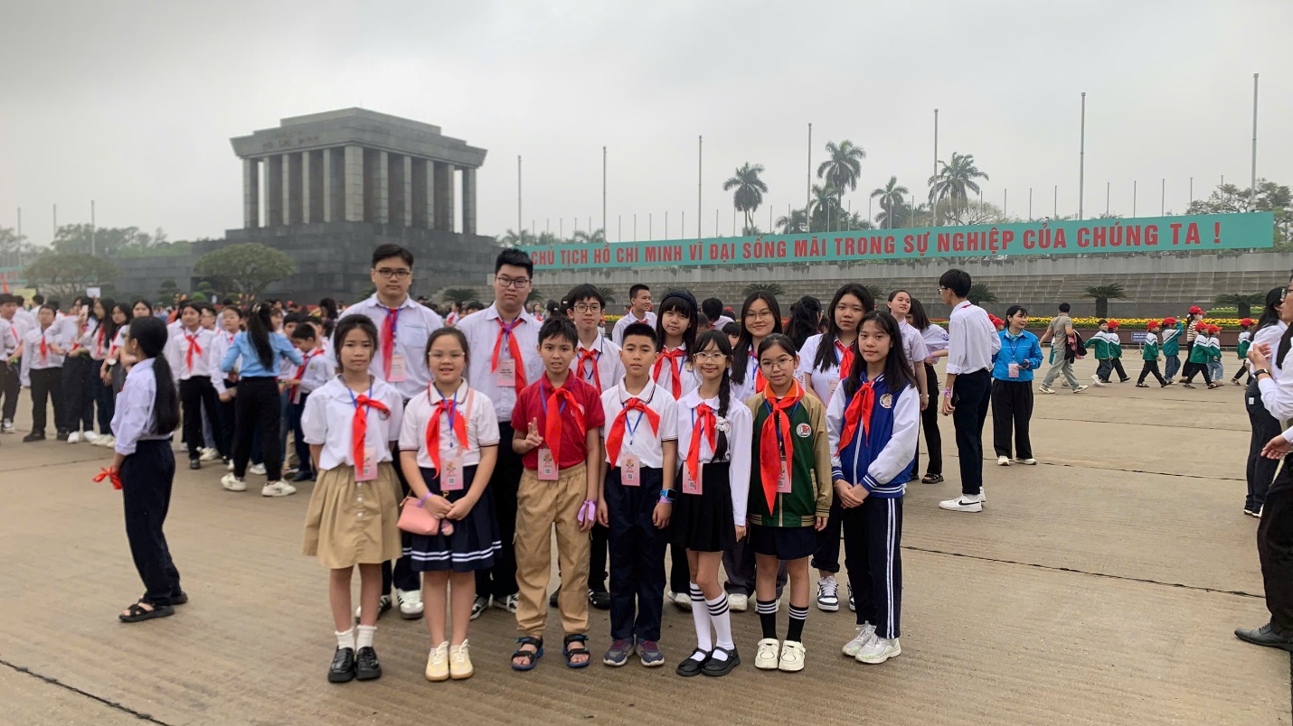 A group of people posing for a photo

AI-generated content may be incorrect.