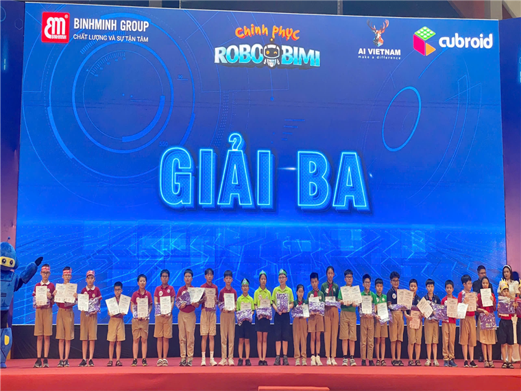 A group of children holding paper

Description automatically generated