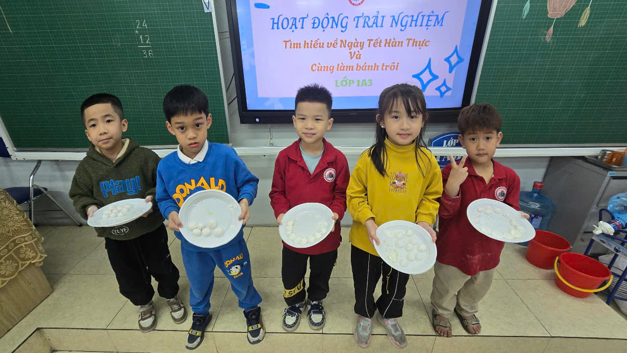 A group of children holding plates

AI-generated content may be incorrect.