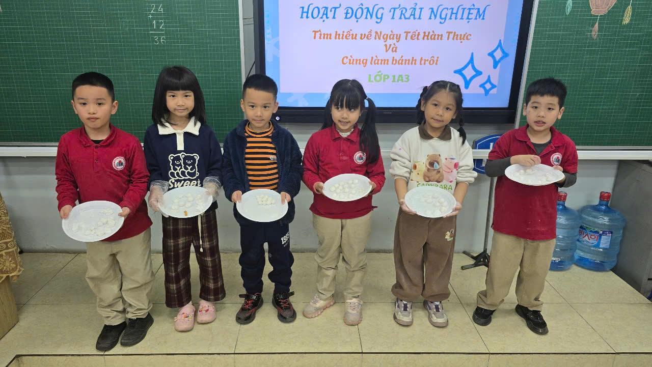 A group of children holding plates

AI-generated content may be incorrect.