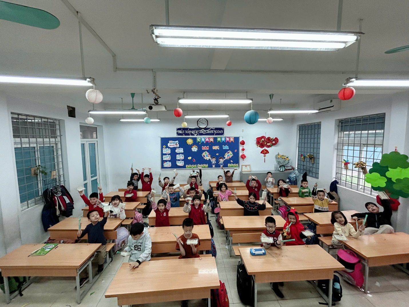 A group of children in a classroom

AI-generated content may be incorrect.