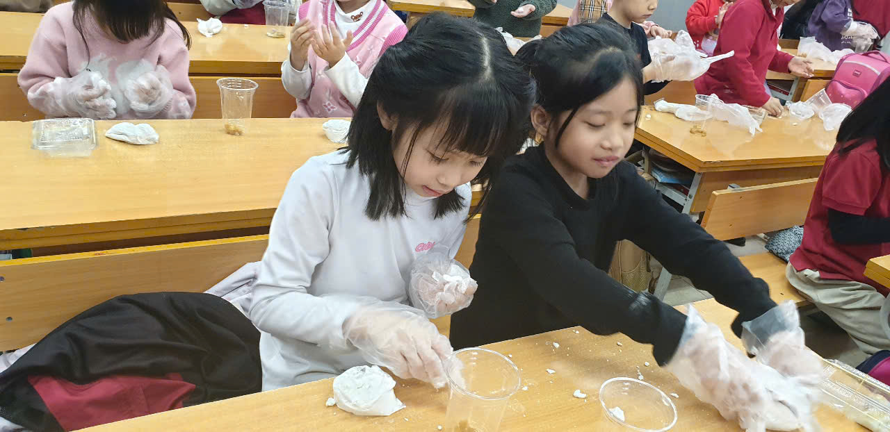 A group of children in a classroom

AI-generated content may be incorrect.