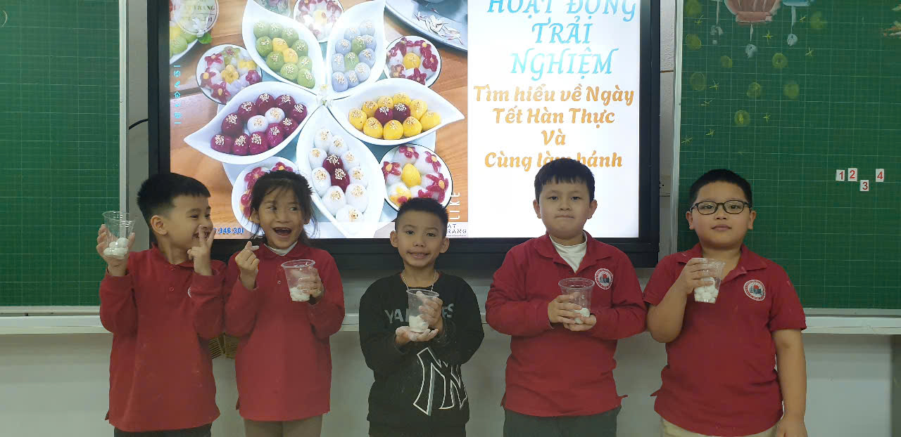 A group of children standing in front of a screen

AI-generated content may be incorrect.