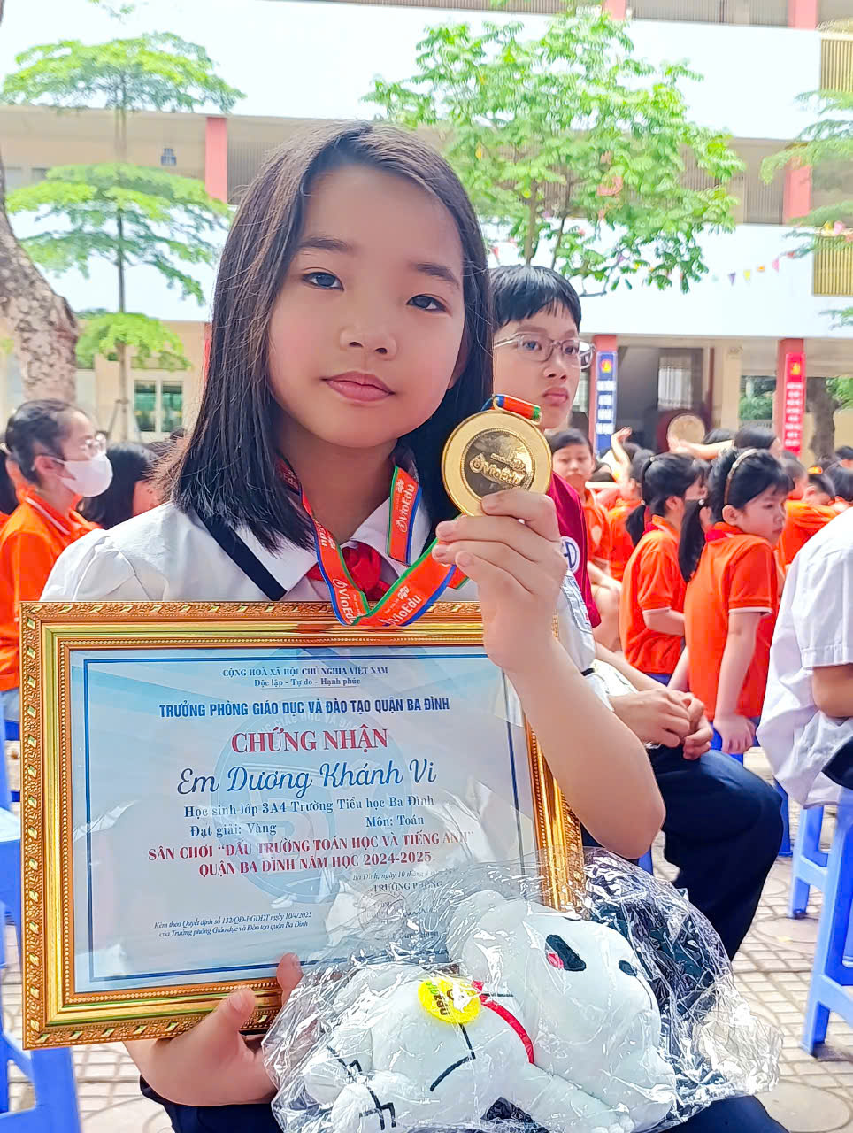 A child holding a medal and a frame

AI-generated content may be incorrect.