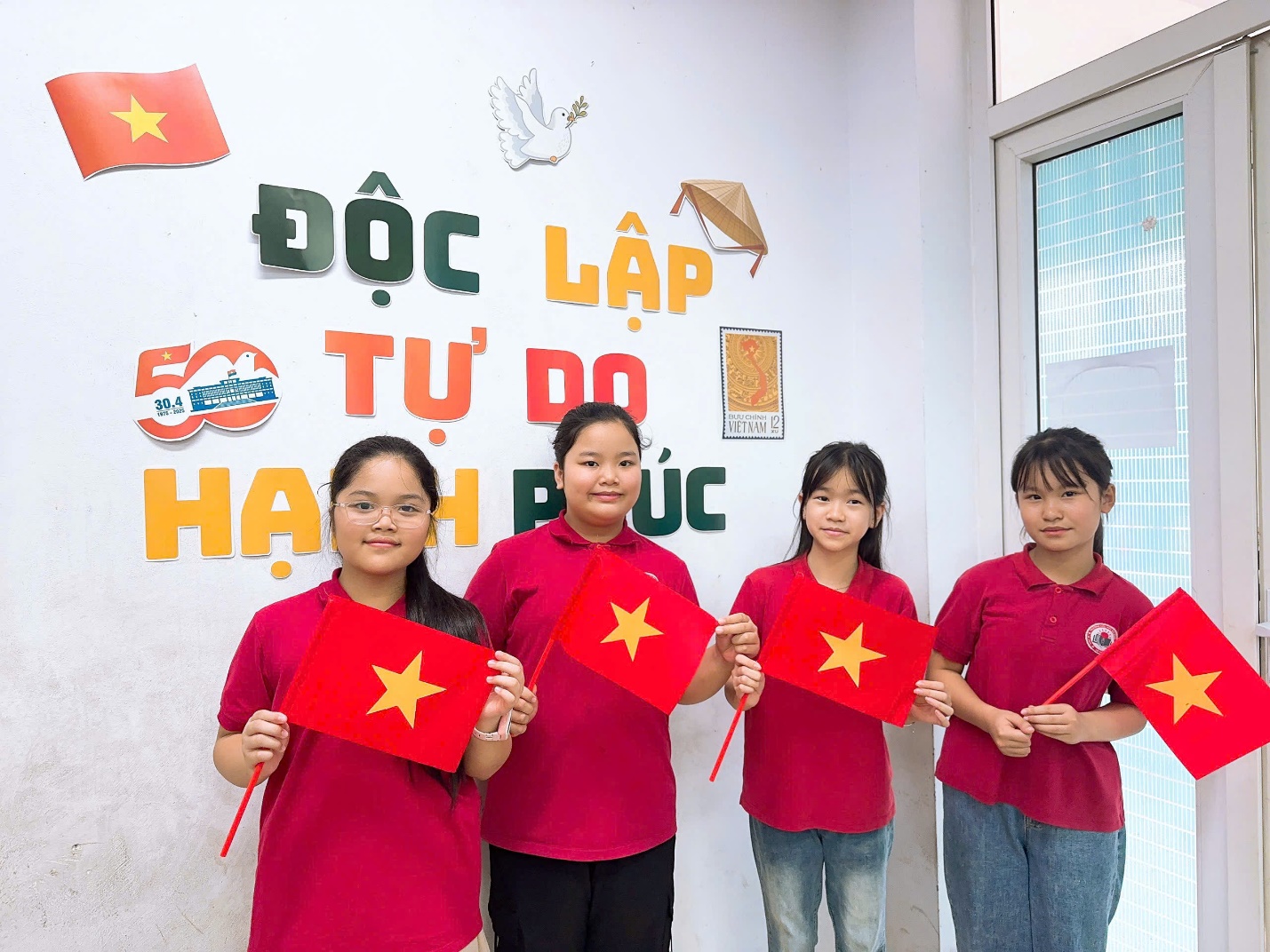 A group of girls holding flags

AI-generated content may be incorrect.