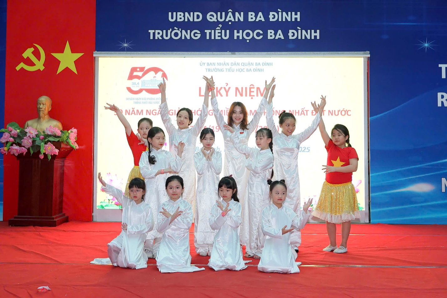 A group of children on a stage

AI-generated content may be incorrect.
