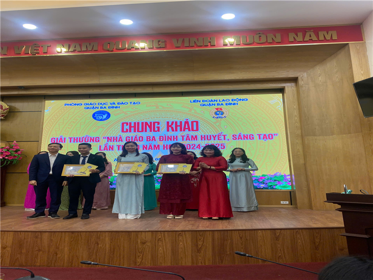 A group of people on a stage

Description automatically generated